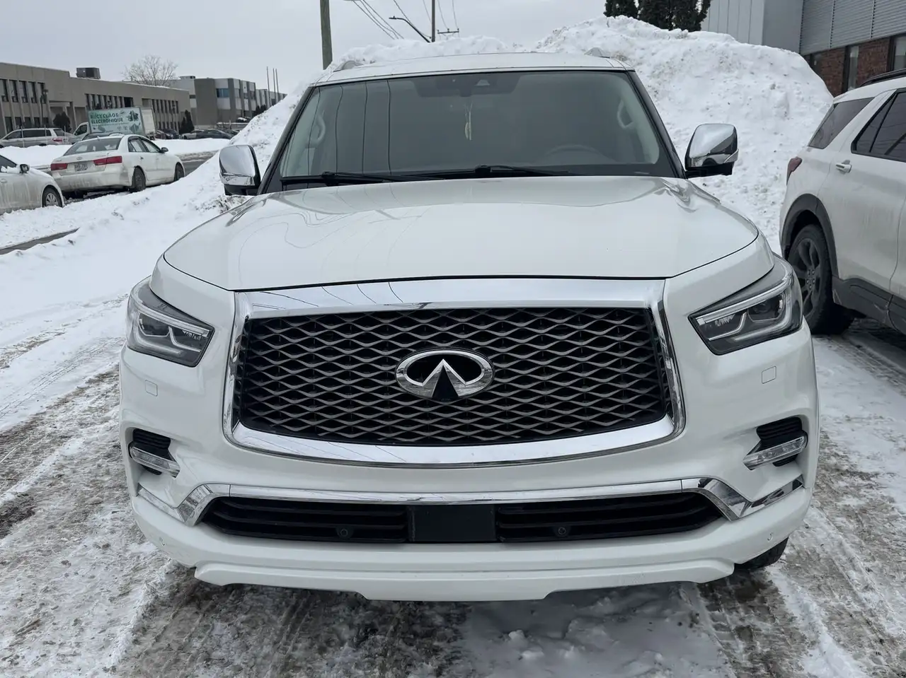 Infiniti QX80 снимка Infiniti QX80