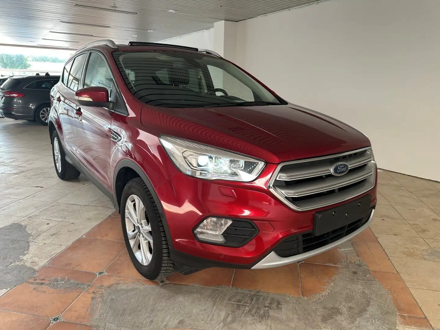 Ford Kuga 1.5 TDCi ECO FWD Business Class (EU6.2) Rood - 1