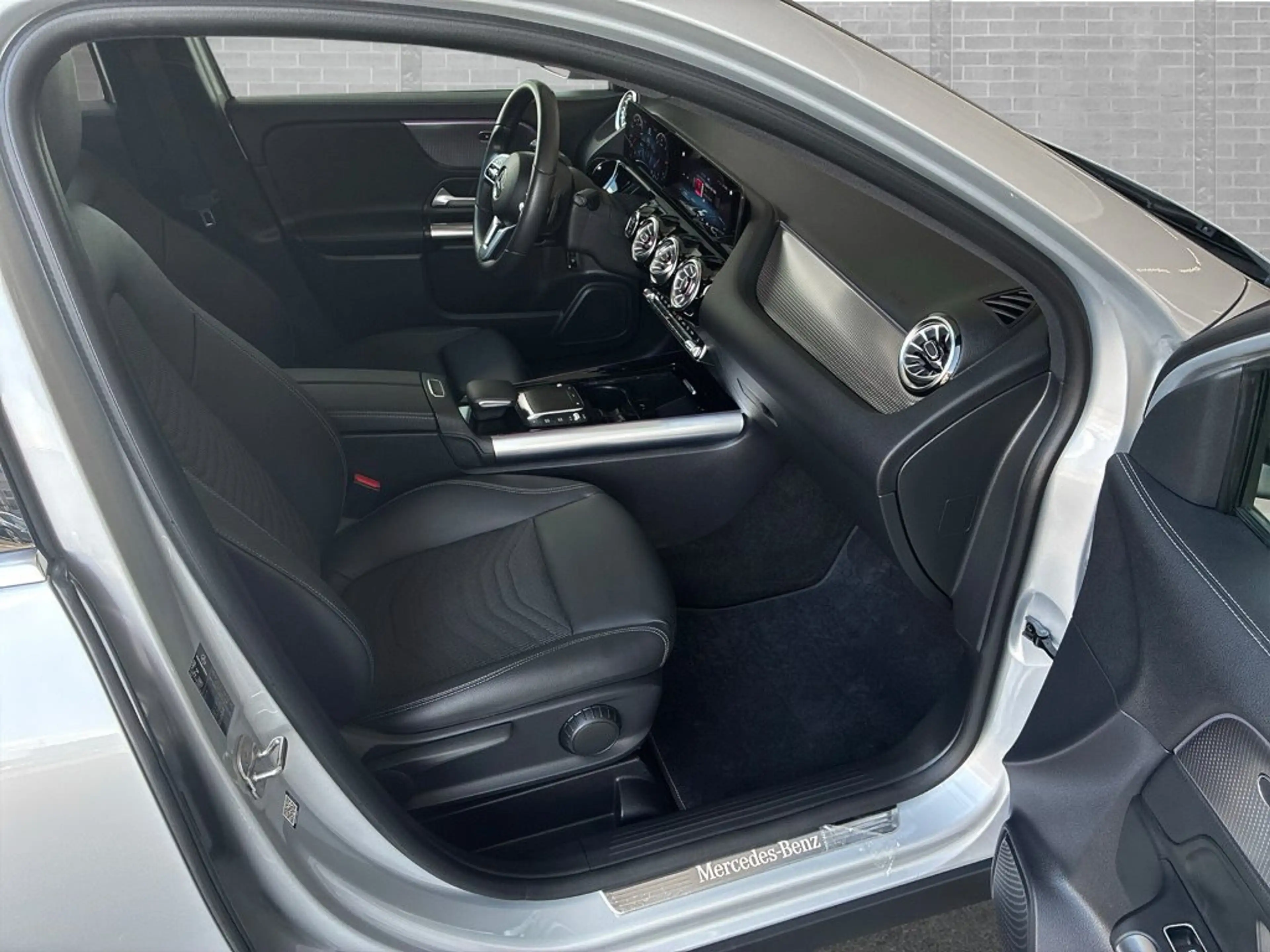 Mercedes-Benz GLA 180 d — photo 8