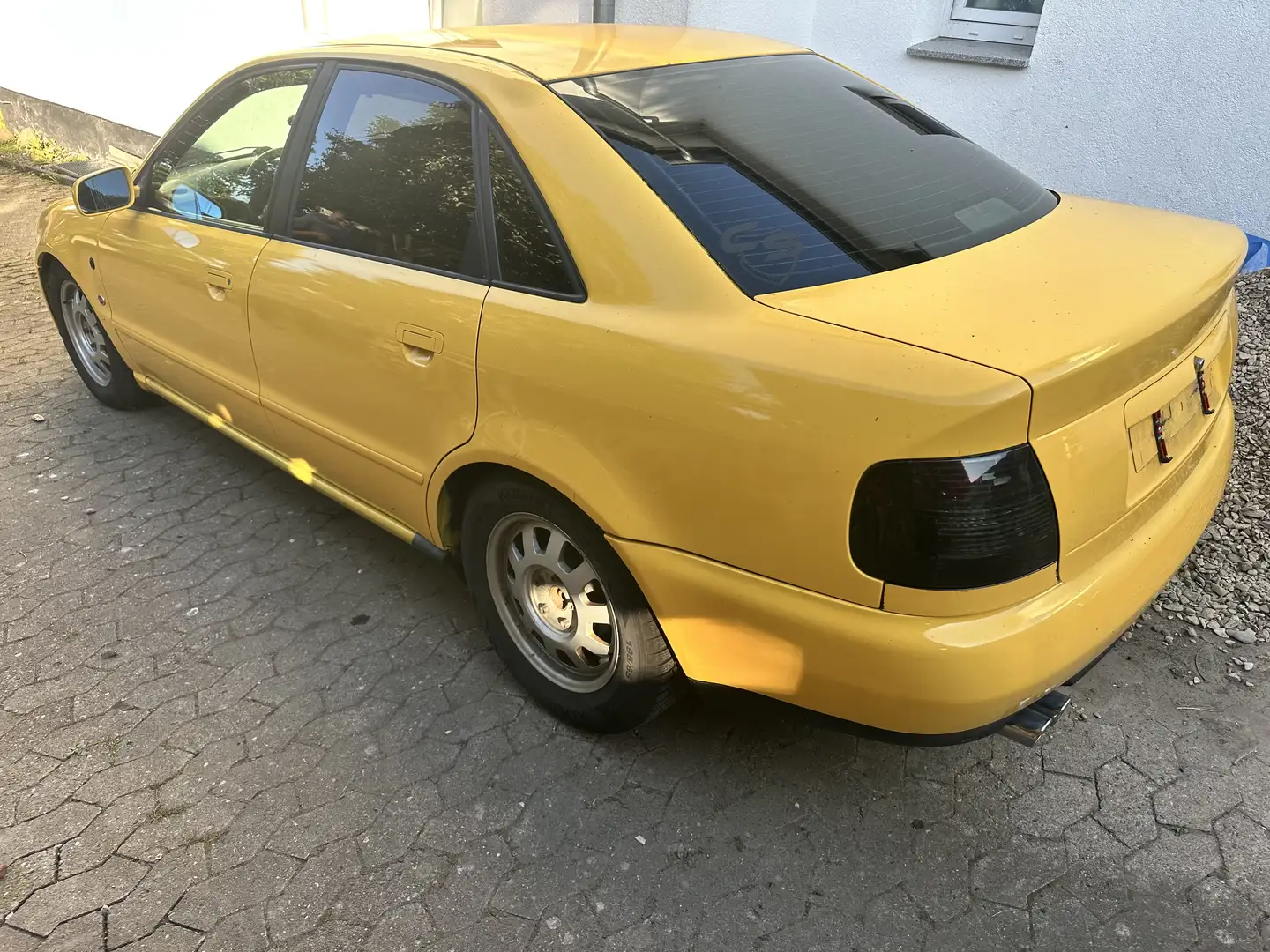 Audi A4 2.6 quattro Gelb - 1