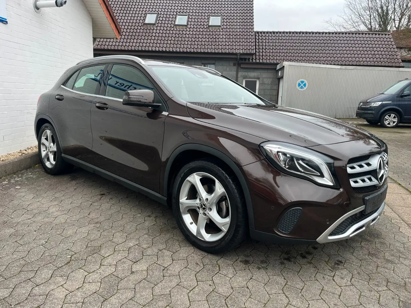 Mercedes-Benz GLA 180 Urban Rückfahrkamera / LED / AHK / Navi Braun - 2