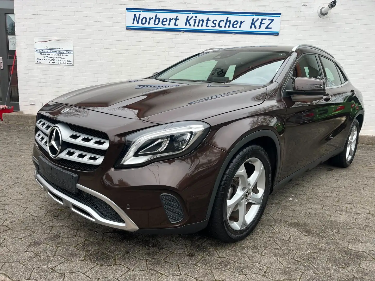 Mercedes-Benz GLA 180 Urban Rückfahrkamera / LED / AHK / Navi Braun - 1