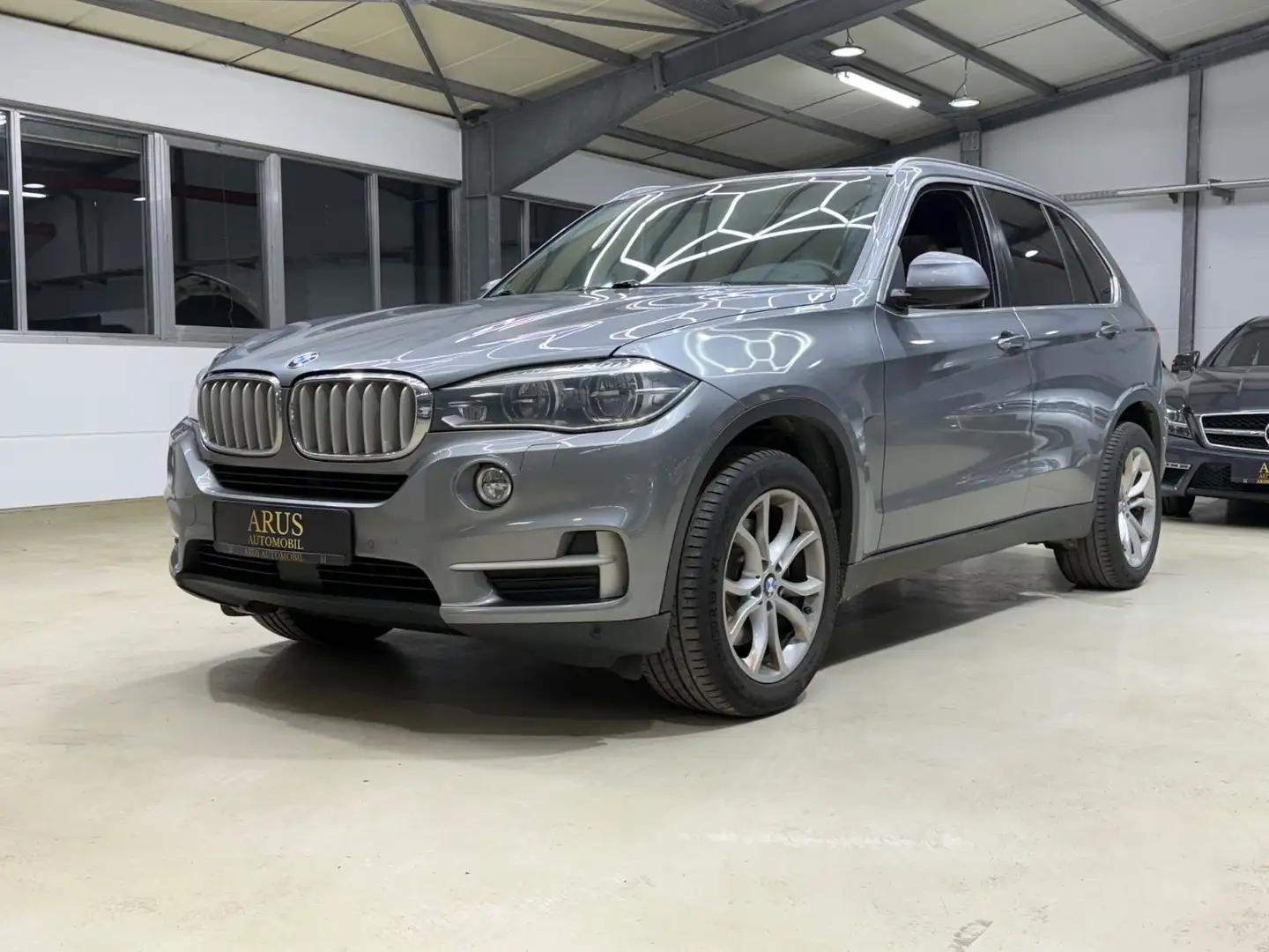 BMW X5 xDrive 40d -PANO-NAVI-AHK-SHZ-ACC-TÜV NEU Grau - 1