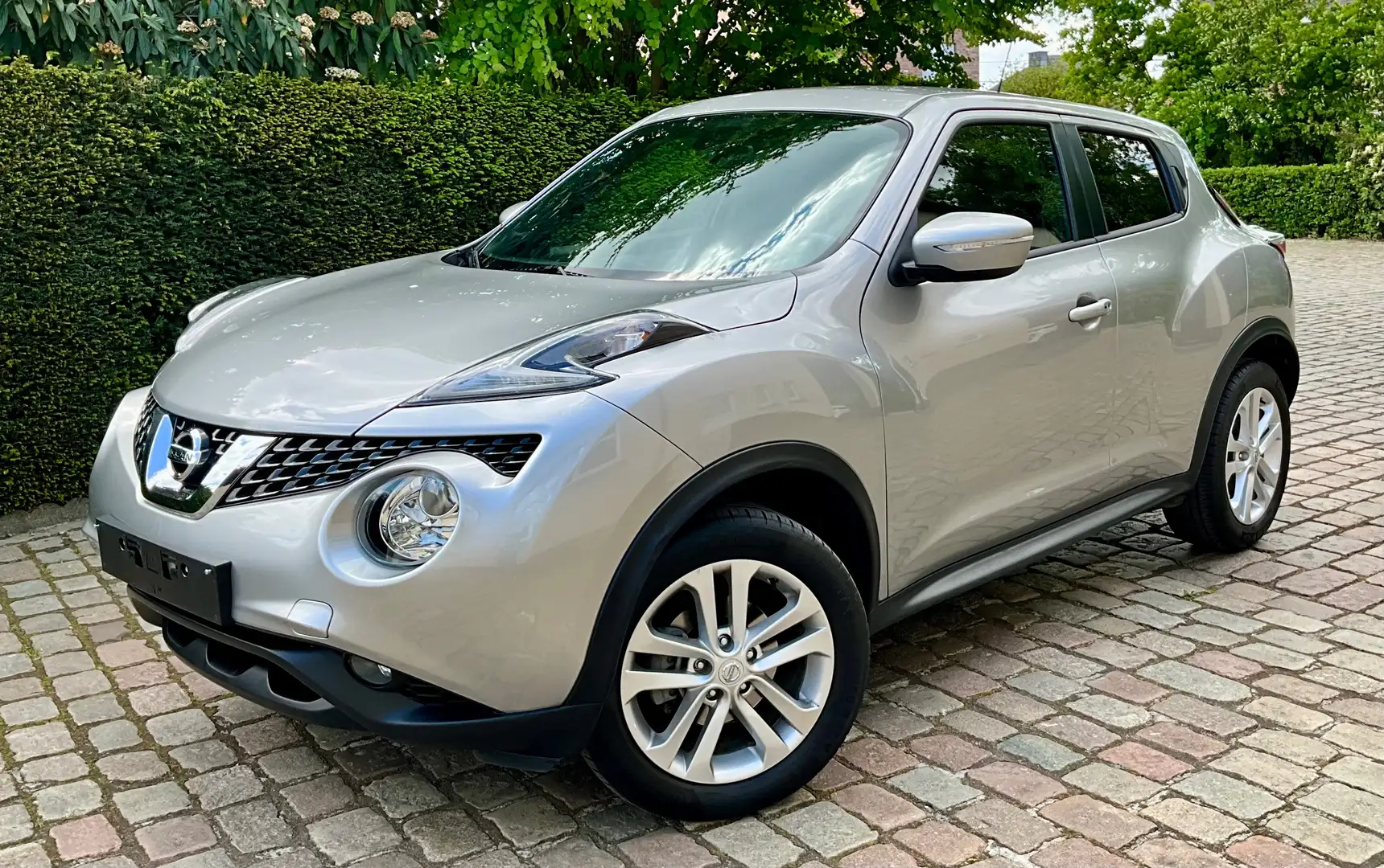 Nissan Juke 1.6i 2WD N-Connecta Automaat  ### 26000 km ### Grijs - 1