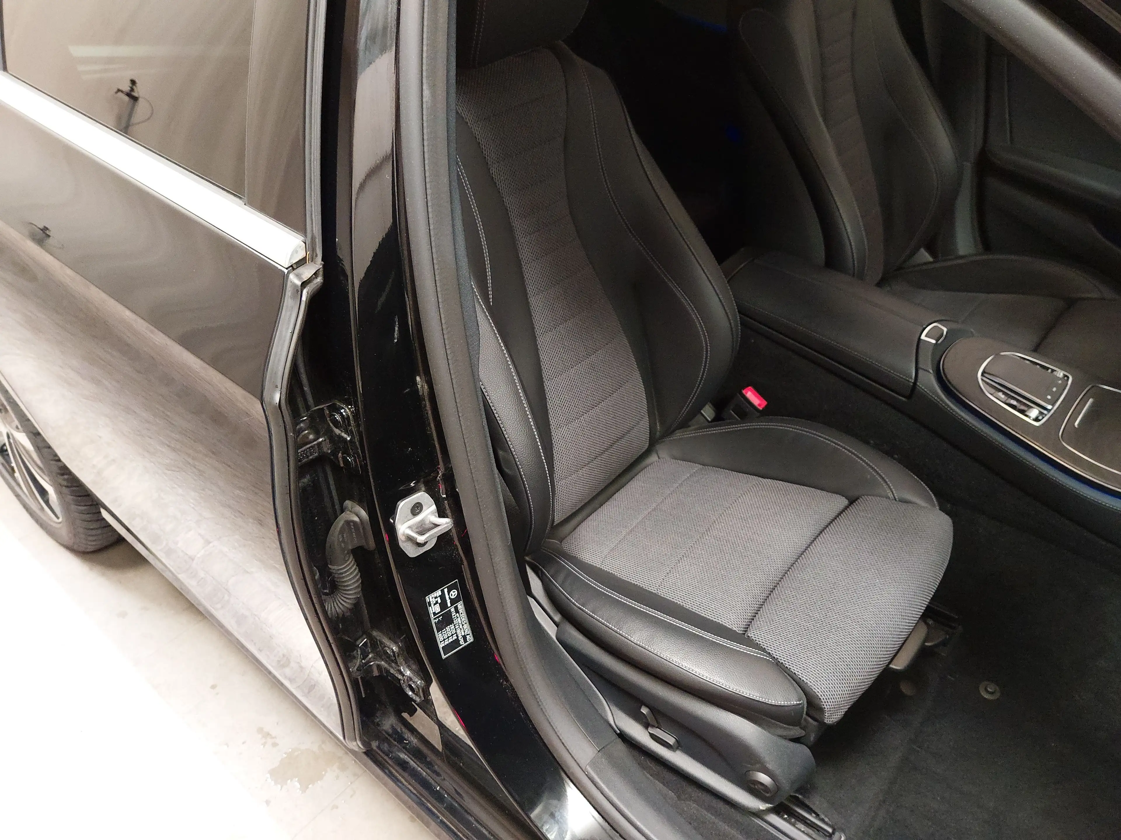 Mercedes-Benz E 300 E 300 NAVI KLIMAAUT TEMPO MFL SHZ PDC AHK KAMERA ACC LED RADIO — photo 10