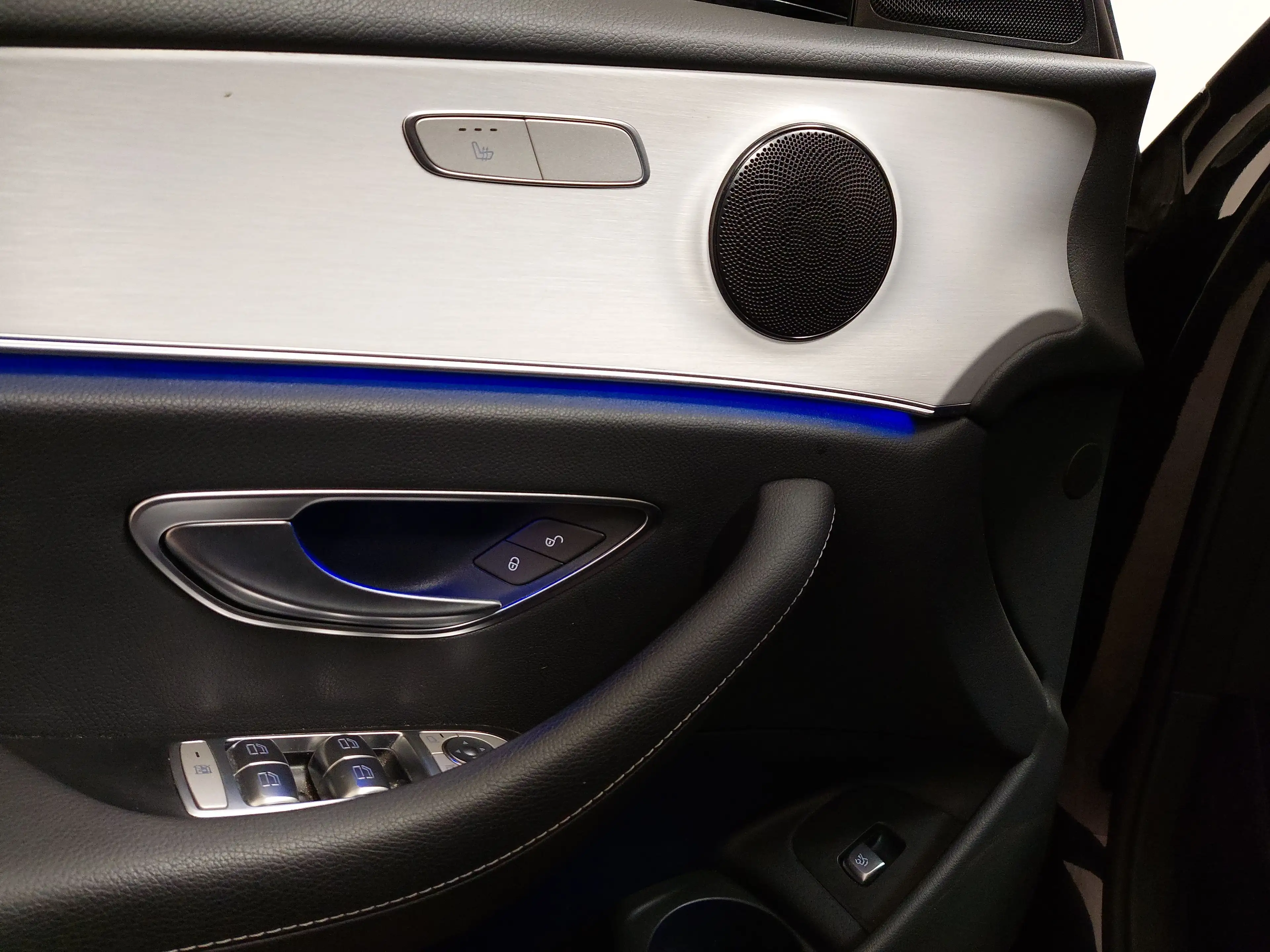 Mercedes-Benz E 300 E 300 NAVI KLIMAAUT TEMPO MFL SHZ PDC AHK KAMERA ACC LED RADIO — photo 5