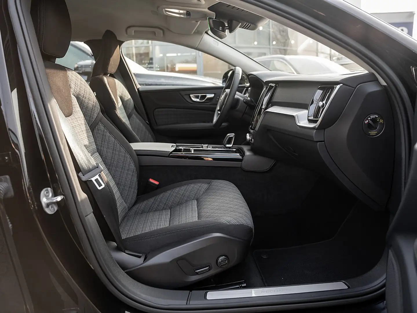 Volvo V60 T6 AWD Core Schwarz - 2