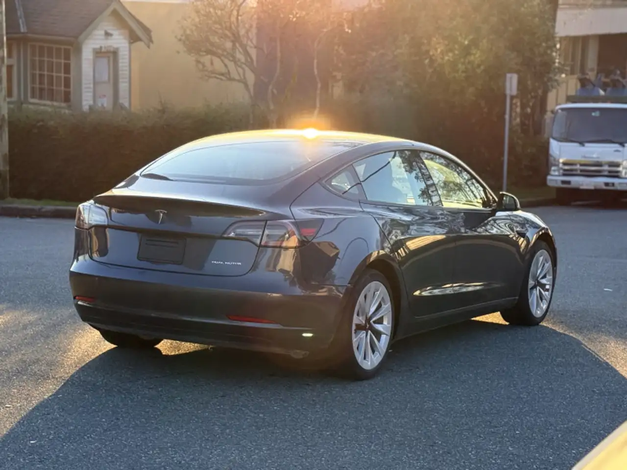 Tesla Model 3 снимка Tesla Model 3