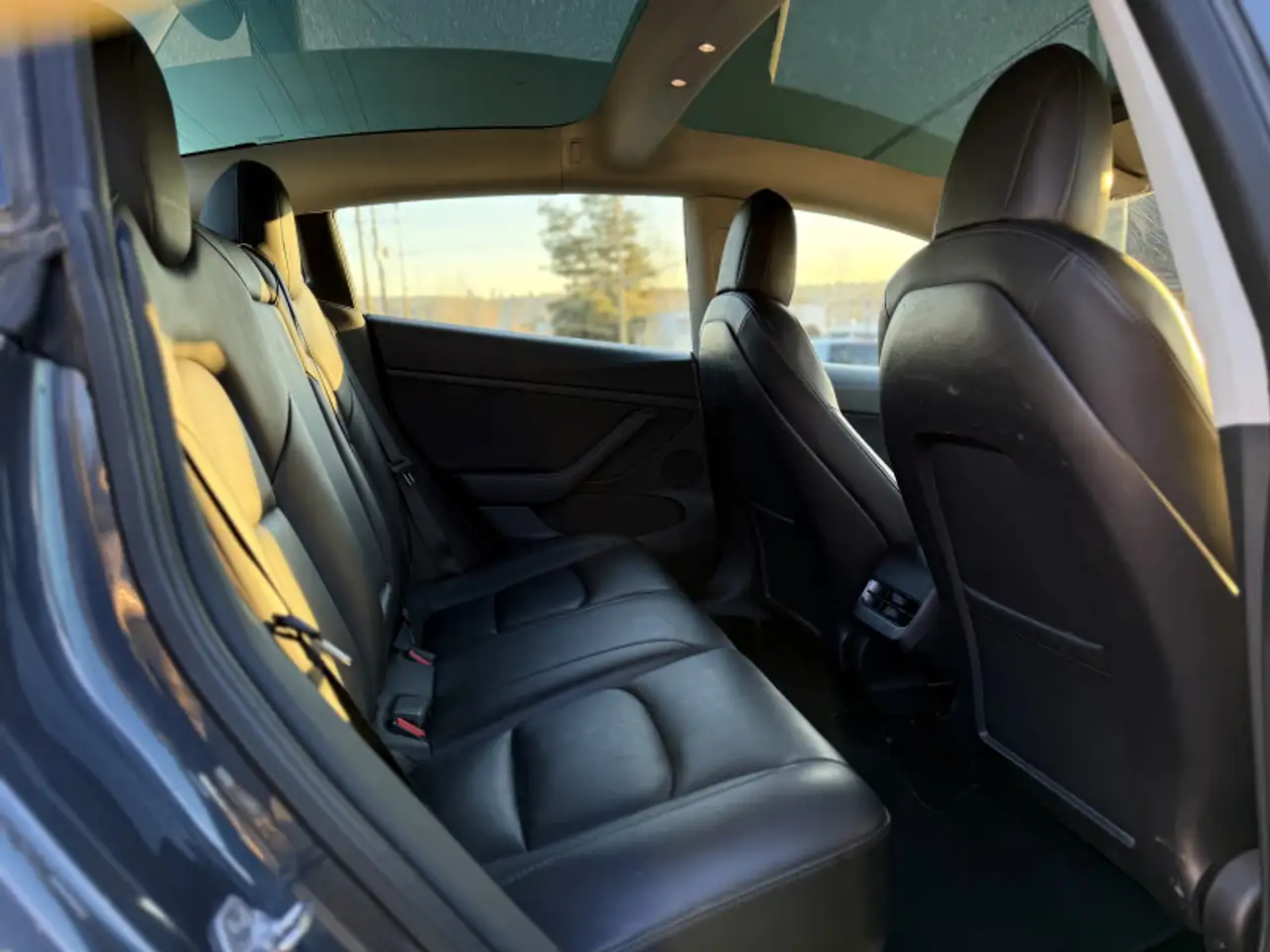 Tesla Model 3 снимка Tesla Model 3