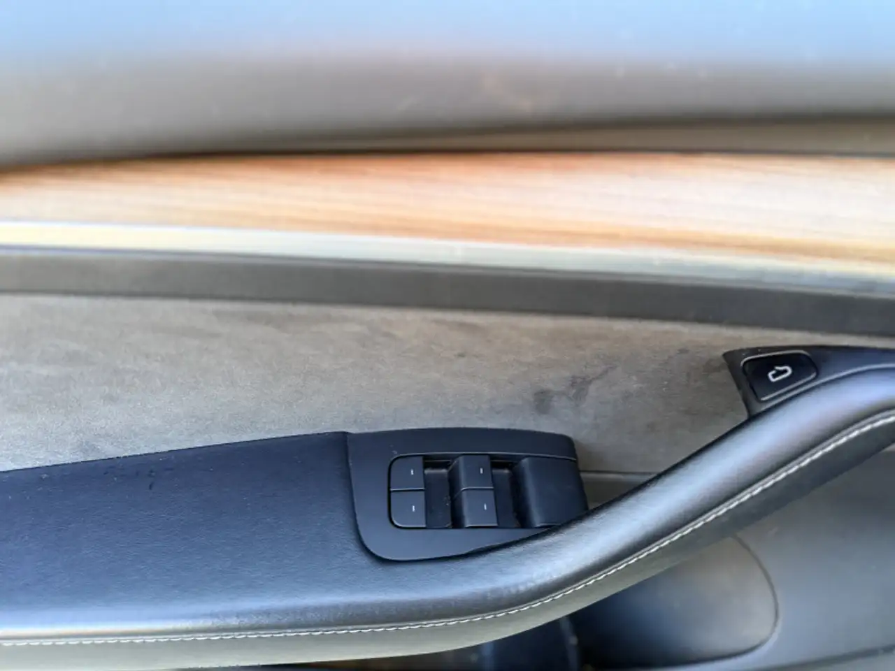 Tesla Model 3 снимка Tesla Model 3