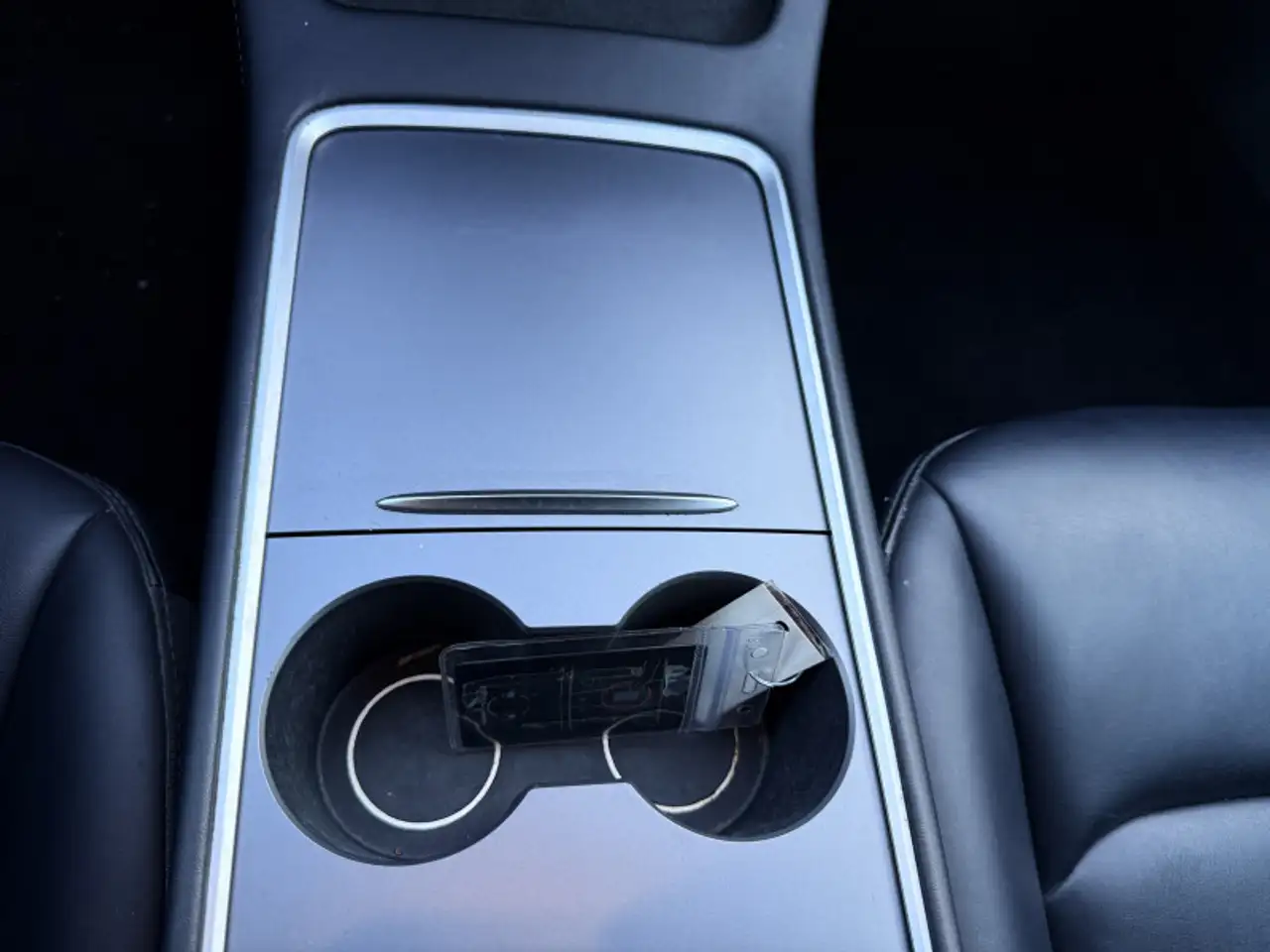 Tesla Model 3 снимка Tesla Model 3