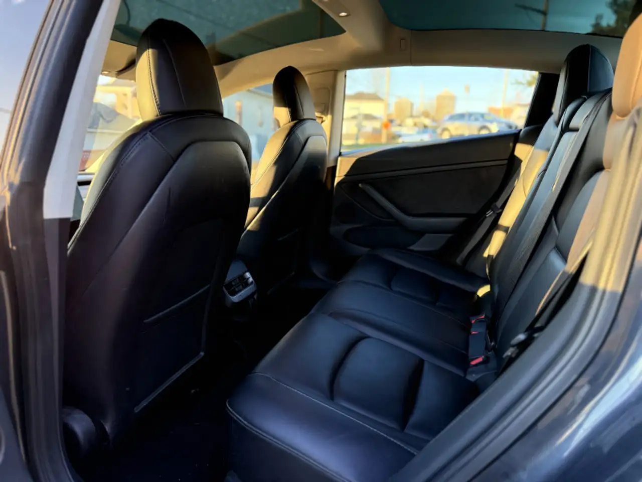 Tesla Model 3 снимка Tesla Model 3