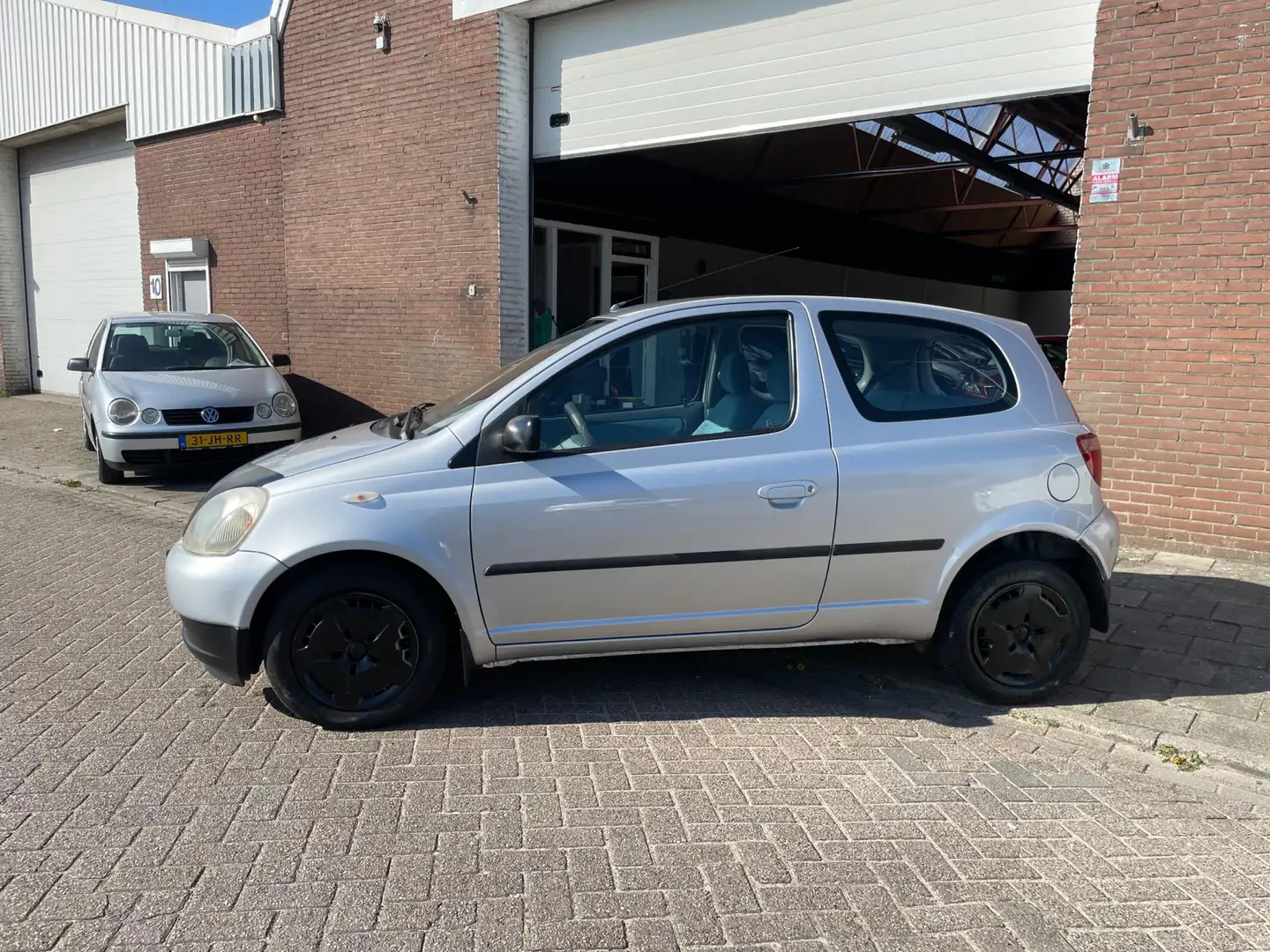 Toyota Yaris 1.3-16V VVT-i Luna Grau - 2