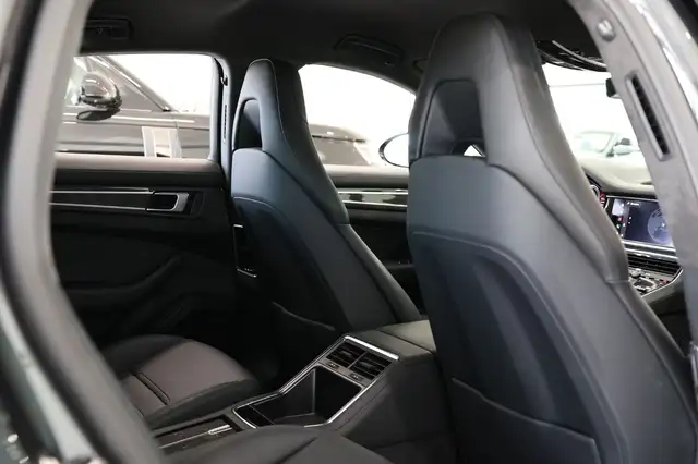 Porsche Panamera view 29