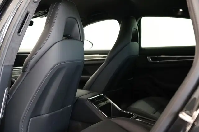 Porsche Panamera view 28