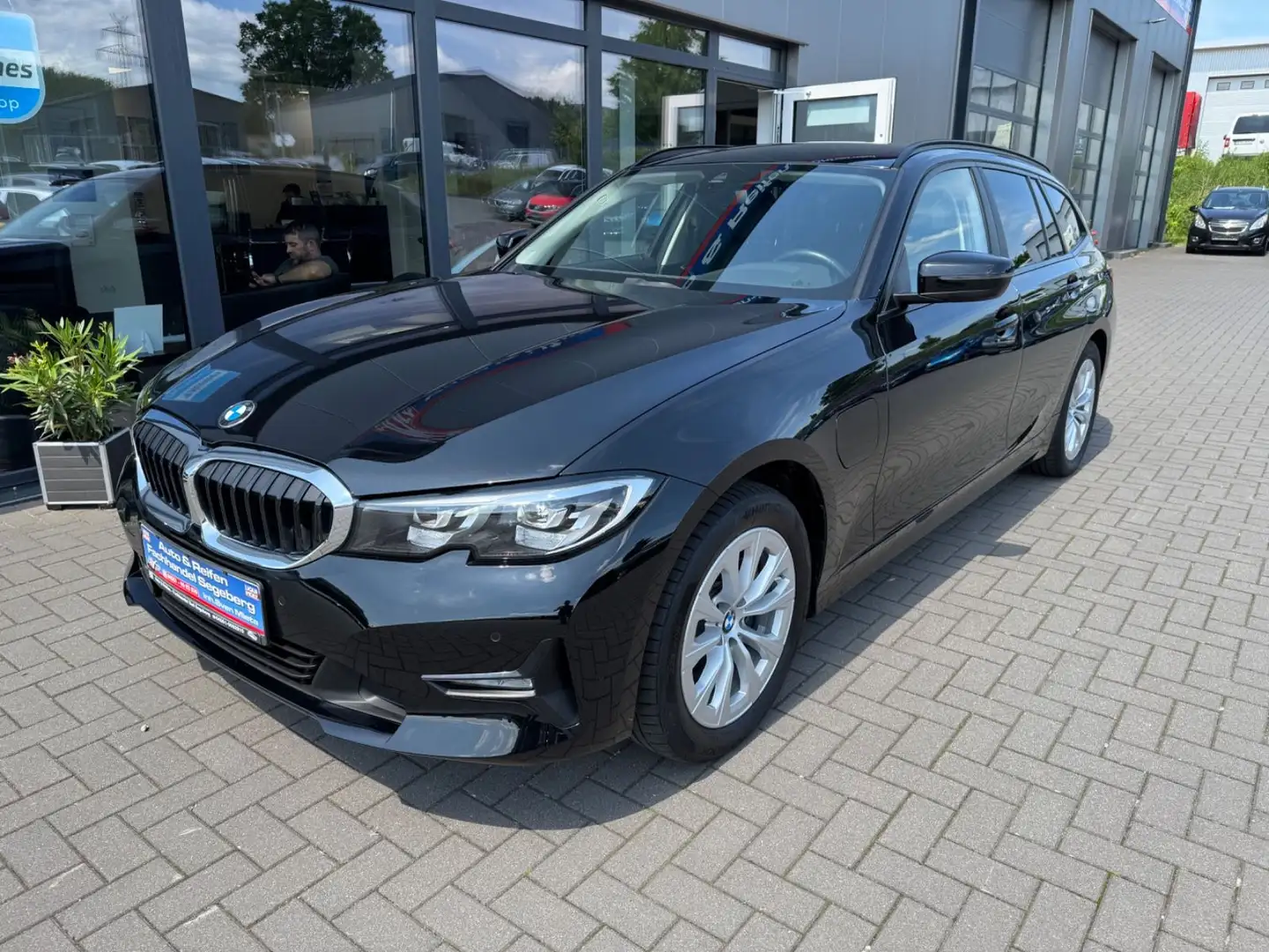 BMW 320 e Touring  Advantage*NAVI*LED*LEDER*KAMERA Schwarz - 1