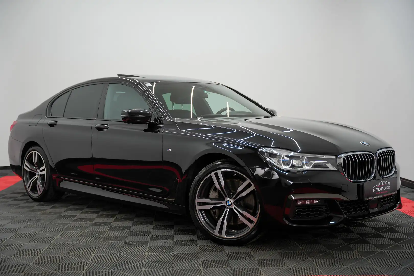 BMW 750 750 d xDrive M Sport*TOP ANGEBOT*Carbon*ALL BLACK*Ö Fahrzeug*LASER*Mega Ausstattung*Unfallfrei*Top Zustand*GARANTIE* Schwarz - 1