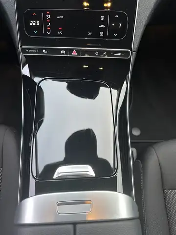 Mercedes-Benz 220 view 13