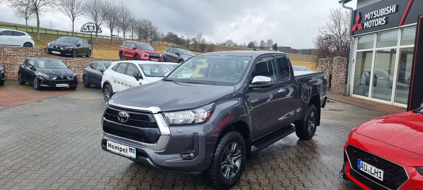 Second hand Toyota Hilux 2.8