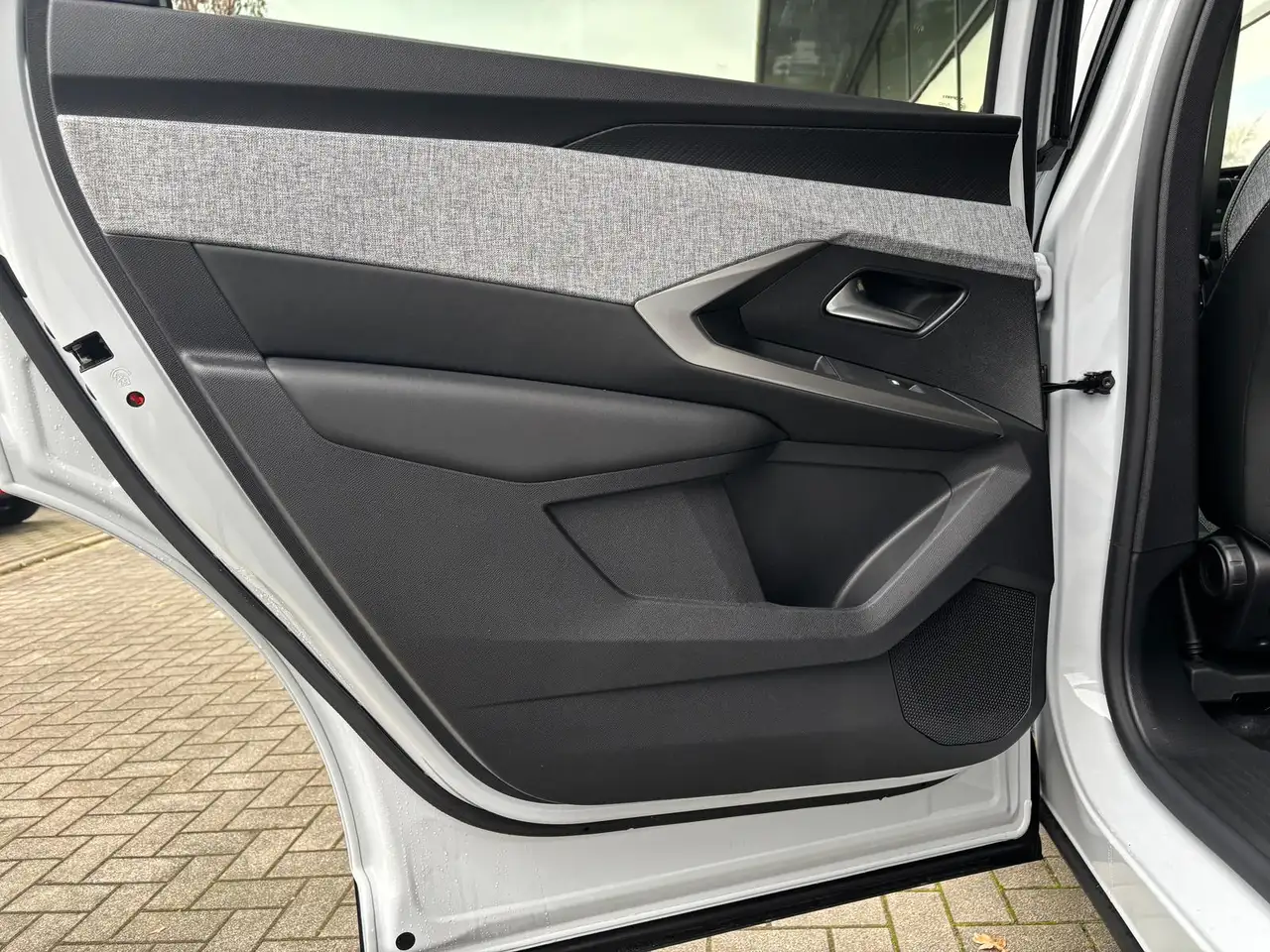 Peugeot 5008 Allure MHEV 145 e-DSC6 Temp 19" Kamera LED 17
