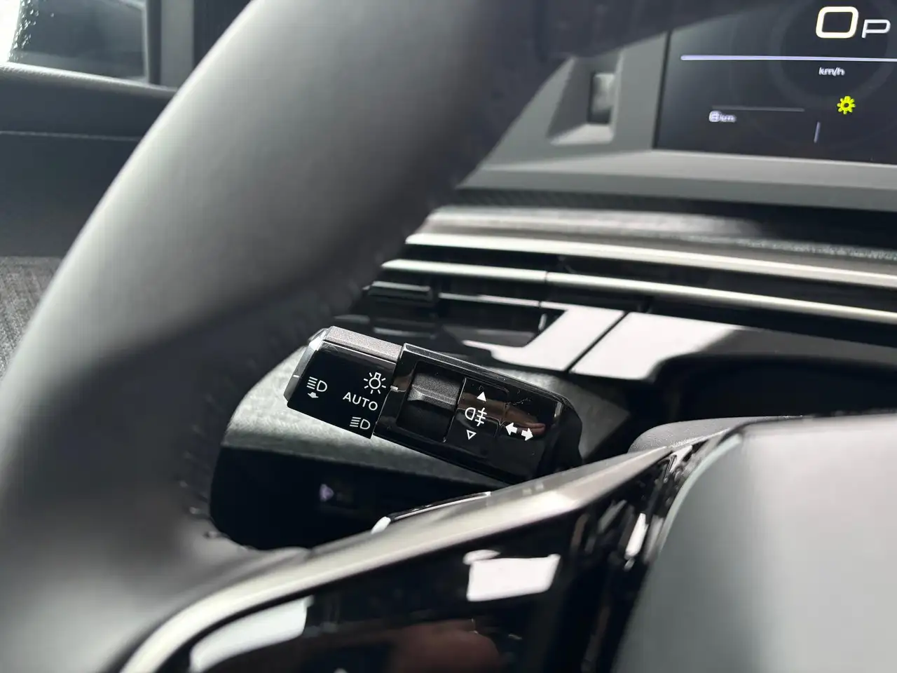 Peugeot 5008 Allure MHEV 145 e-DSC6 Temp 19" Kamera LED 23