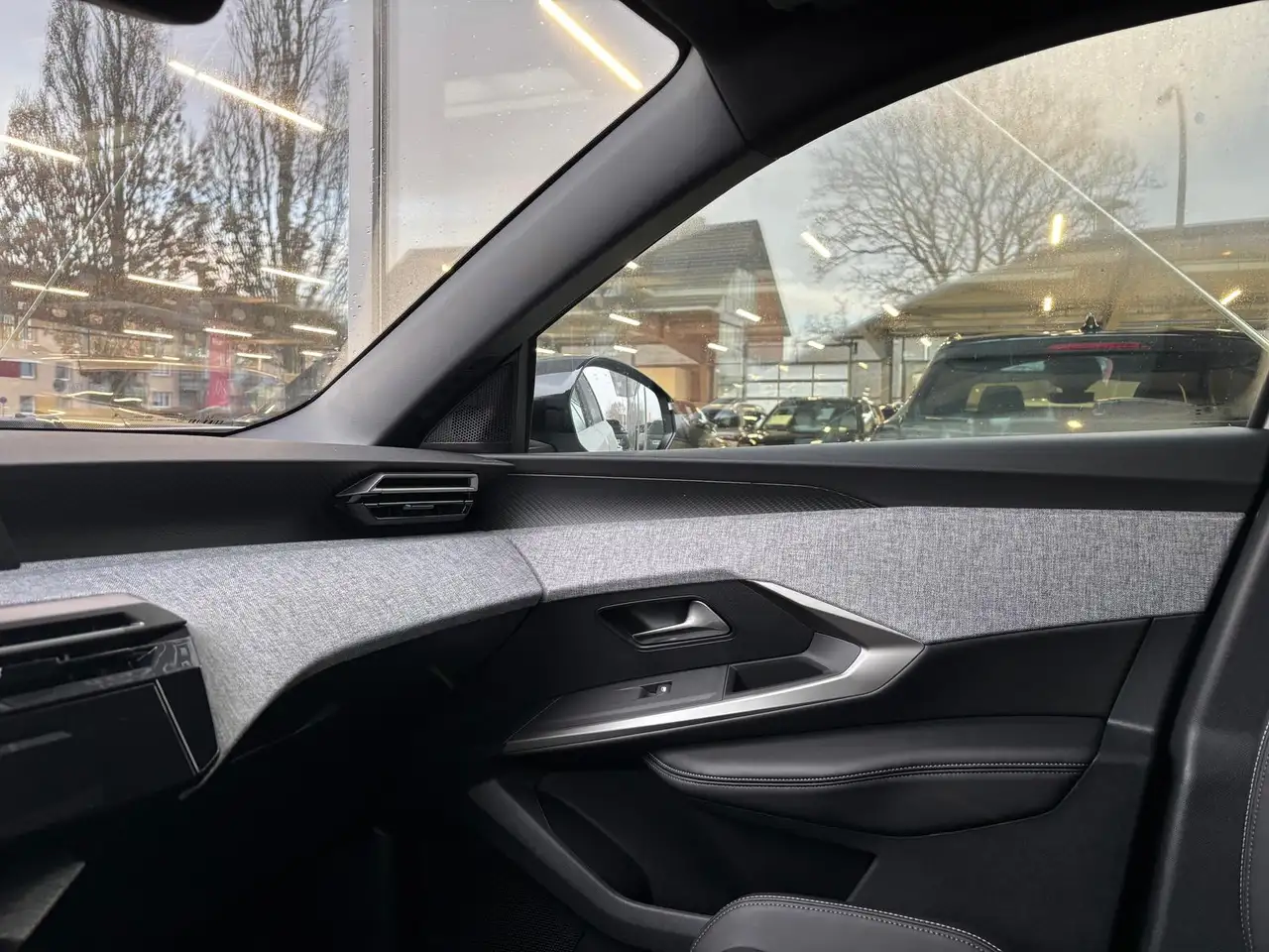 Peugeot 5008 Allure MHEV 145 e-DSC6 Temp 19" Kamera LED 26