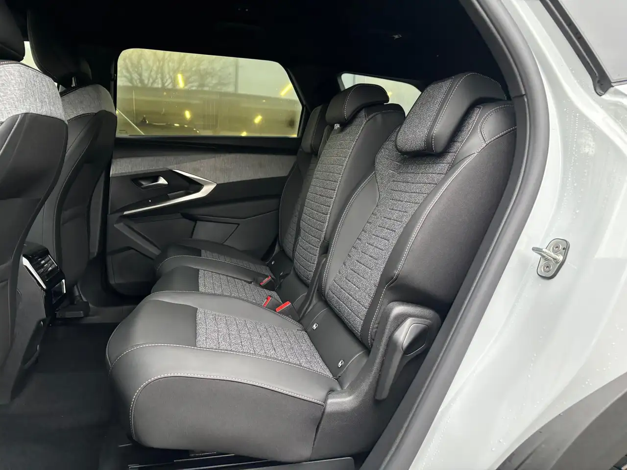 Peugeot 5008 Allure MHEV 145 e-DSC6 Temp 19" Kamera LED 18