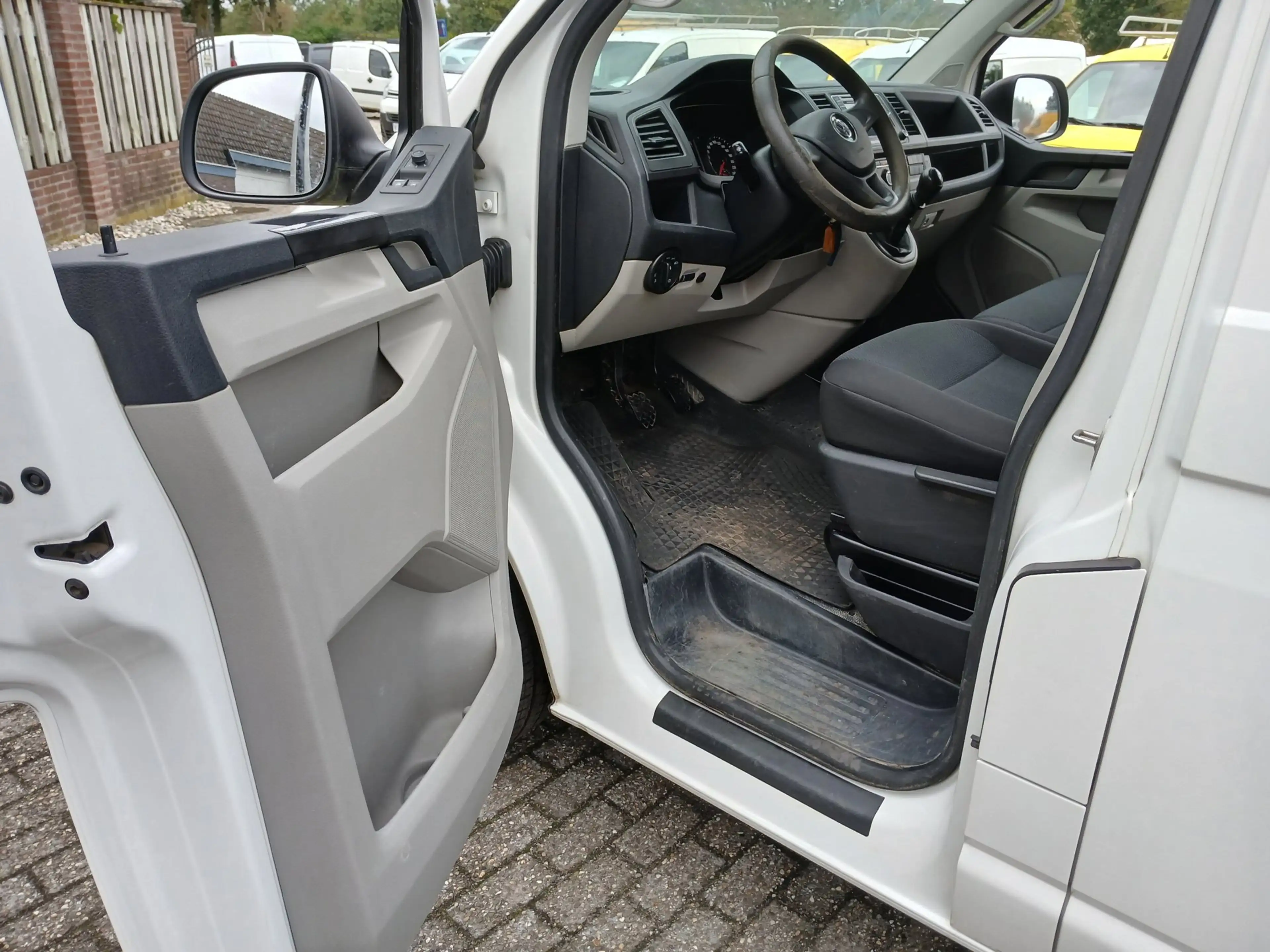 Volkswagen Transporter 2.0 TDI L2H1 Highline — photo 8