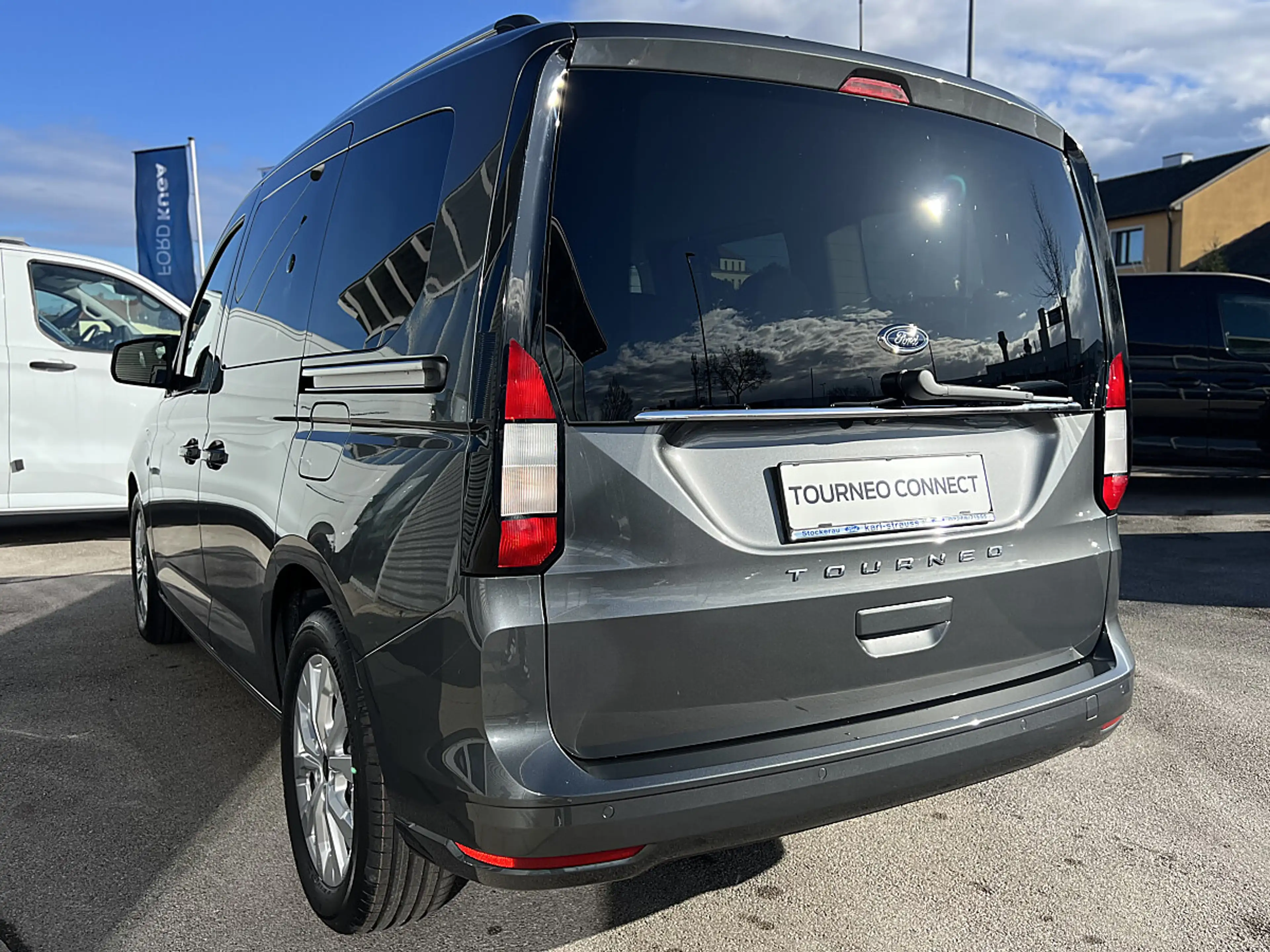 Ford Tourneo Connect 2,0 EcoBlue L1 Titanium Aut. — photo 3
