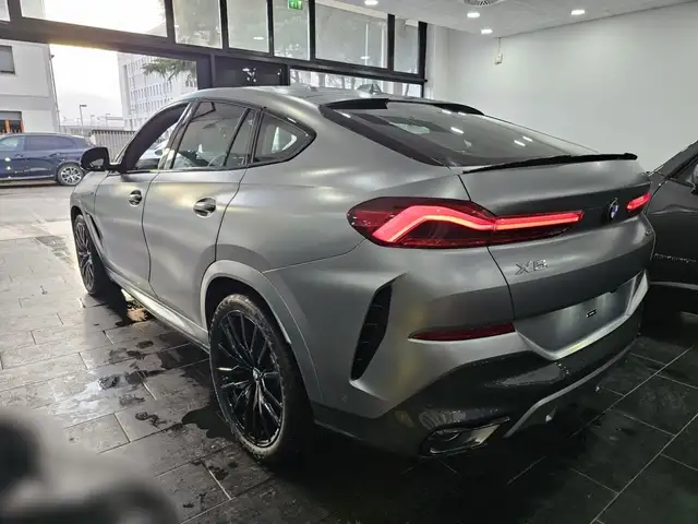 BMW X6 view 3