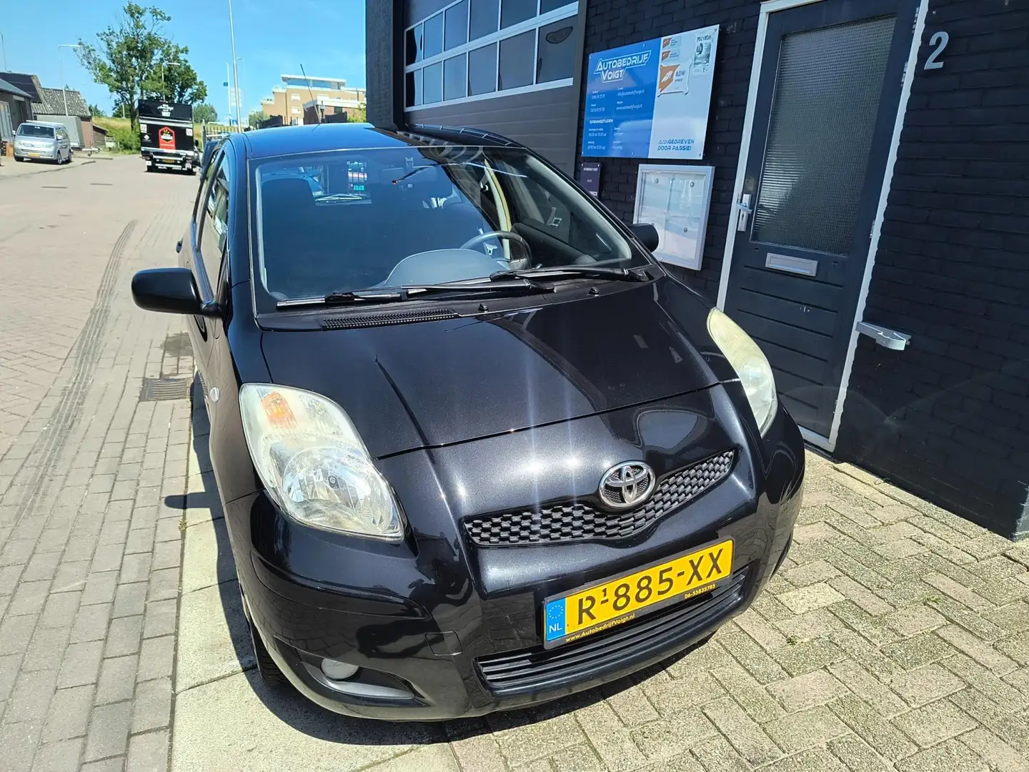 Toyota Yaris 1.3 VVT-i Now Airco, CV en Nette Auto Zwart - 2