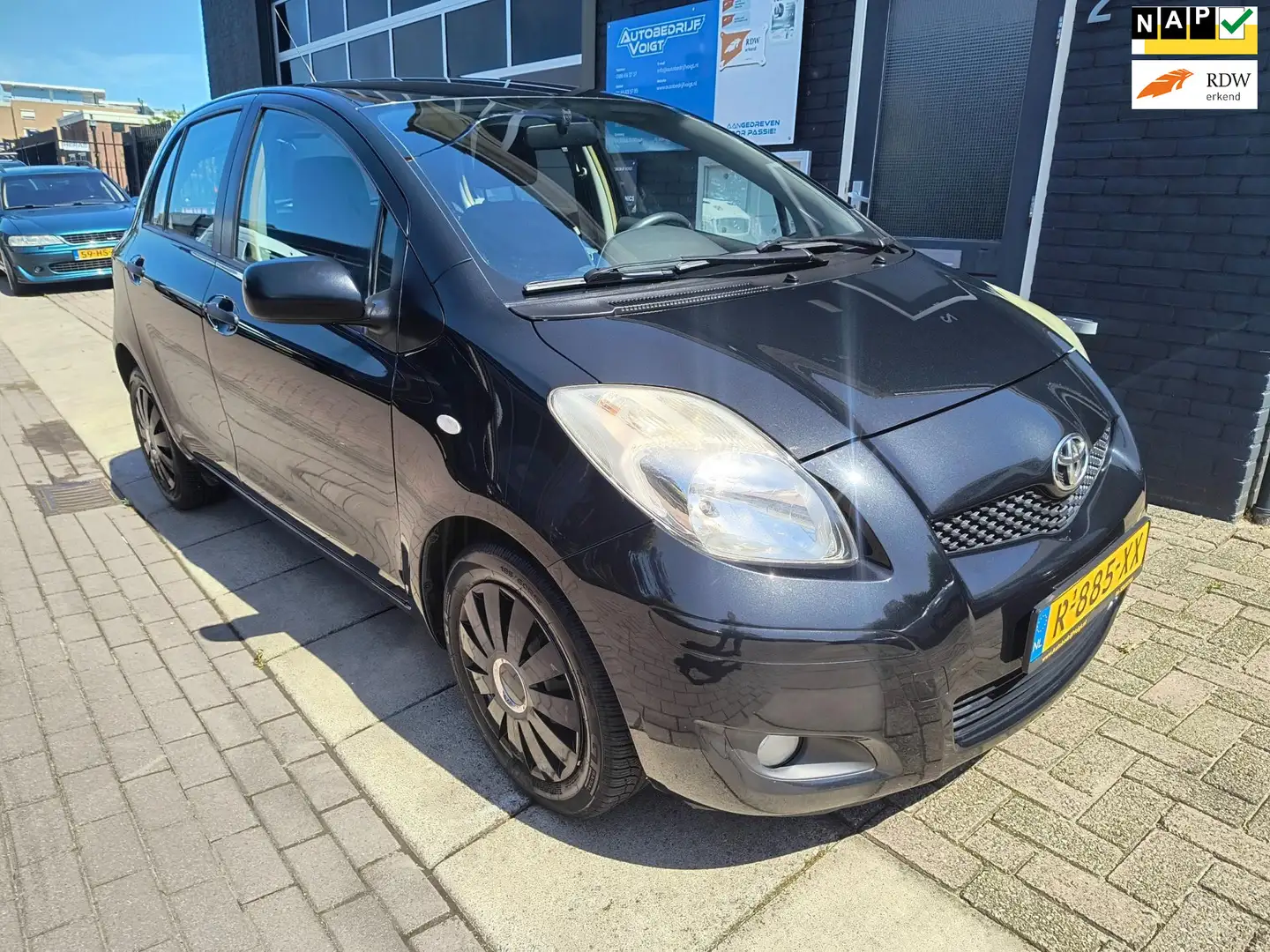 Toyota Yaris 1.3 VVT-i Now Airco, CV en Nette Auto Zwart - 1