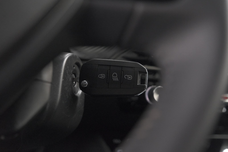 Peugeot 2008 1.2 Hybrid 145 Allure | Apple Carplay | Climate Co — photo 5