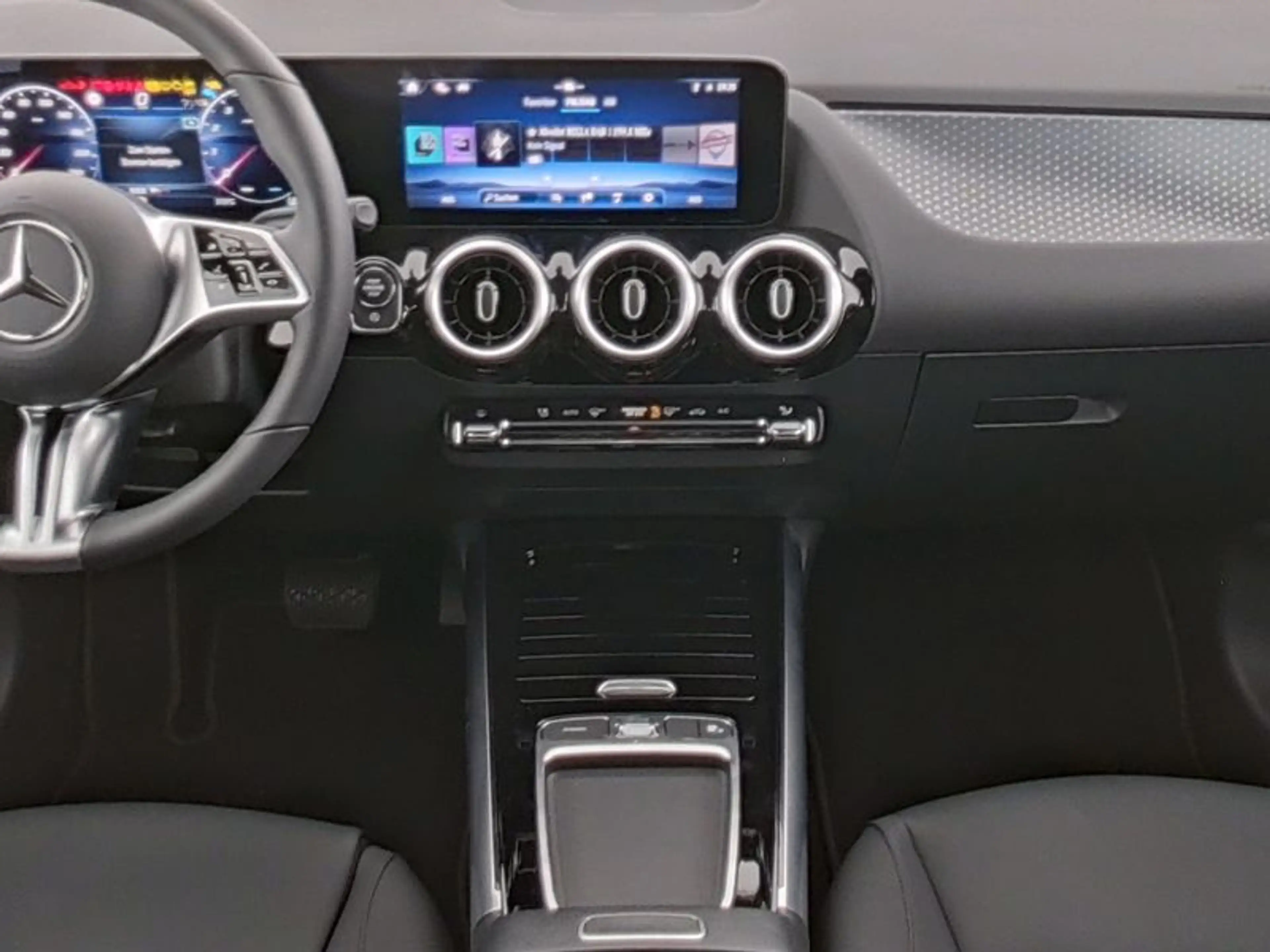 Mercedes-Benz GLA 200 , PROGRESSIVE AHK KAMERA SPUR PDC SHZ — photo 11