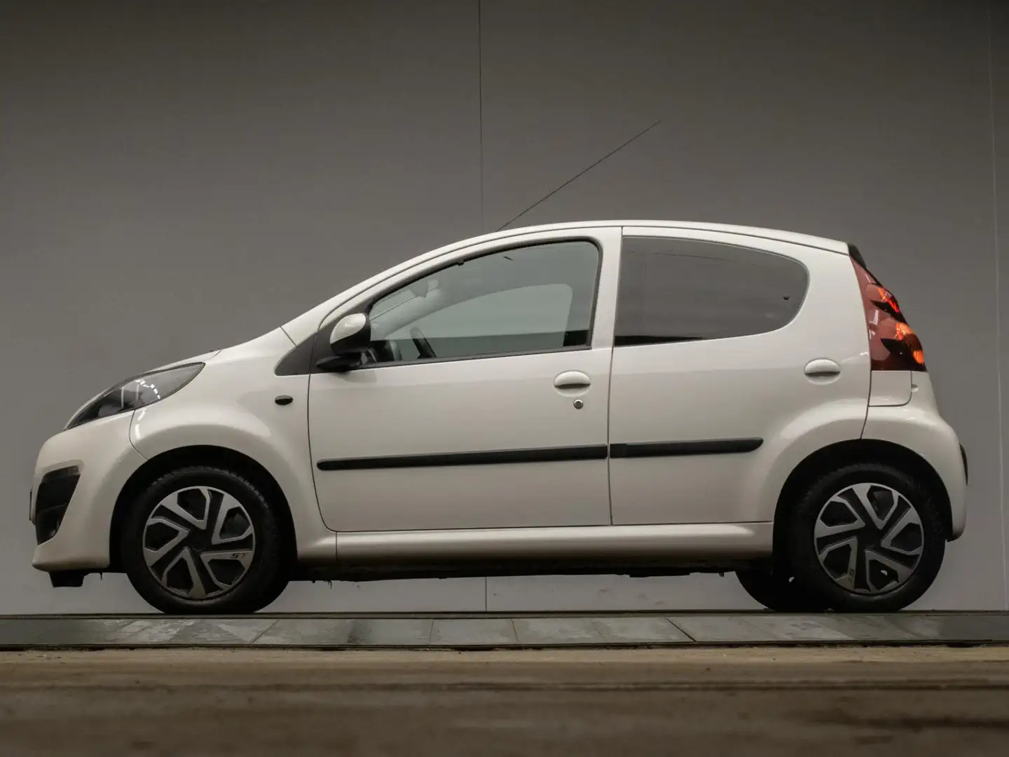 Peugeot 107 1.0 Active Sport NAVI,LED KOPLAMPEN,SPORTSTOELEN,A Wit - 1