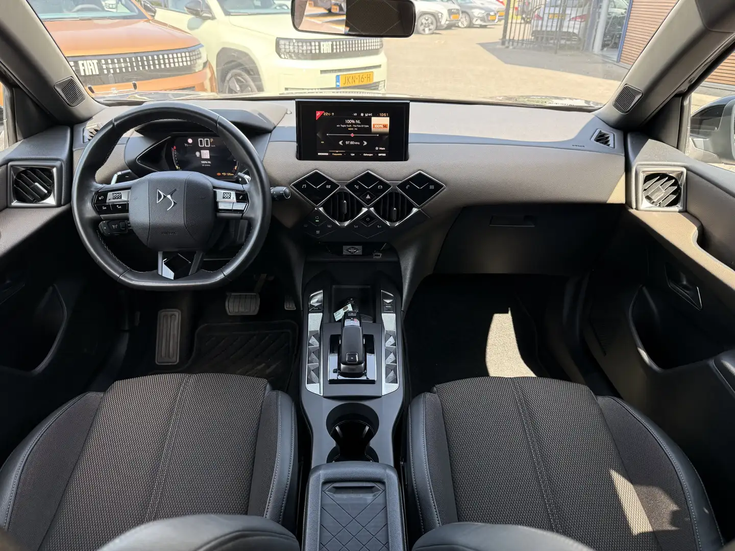 DS Automobiles DS 3 Crossback 1.2 PureTech So Chic Carplay / Camera / Lm Velgen Grau - 2