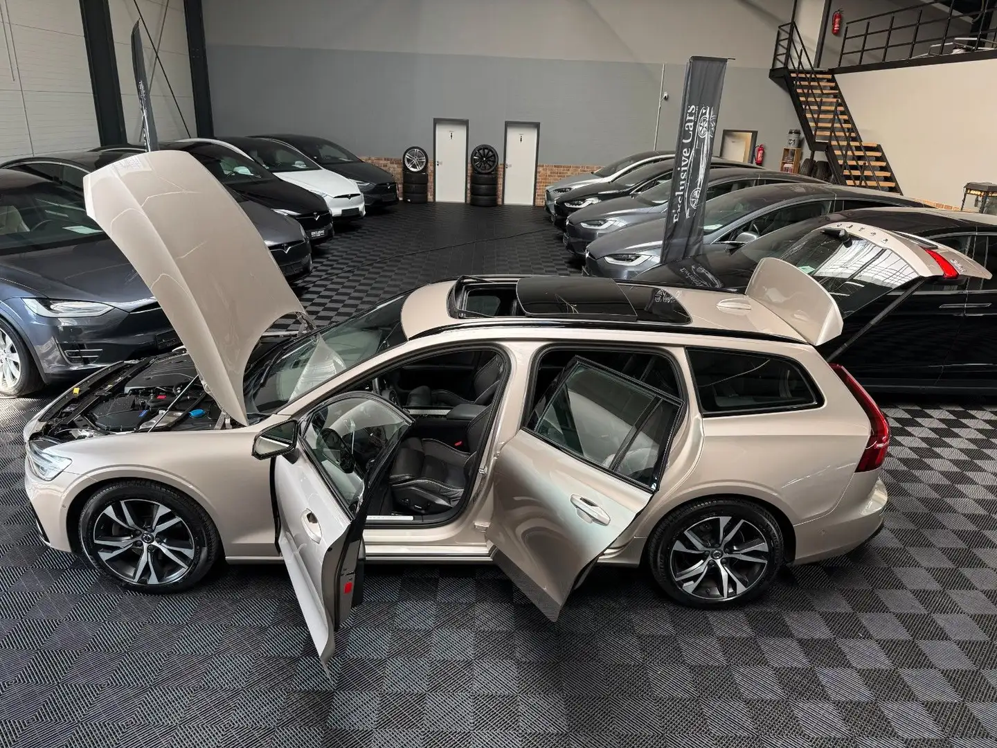 Volvo V60 B3 | PLUS DARK | INDIVIDUAL | EXCLUSIVE | Gris - 2