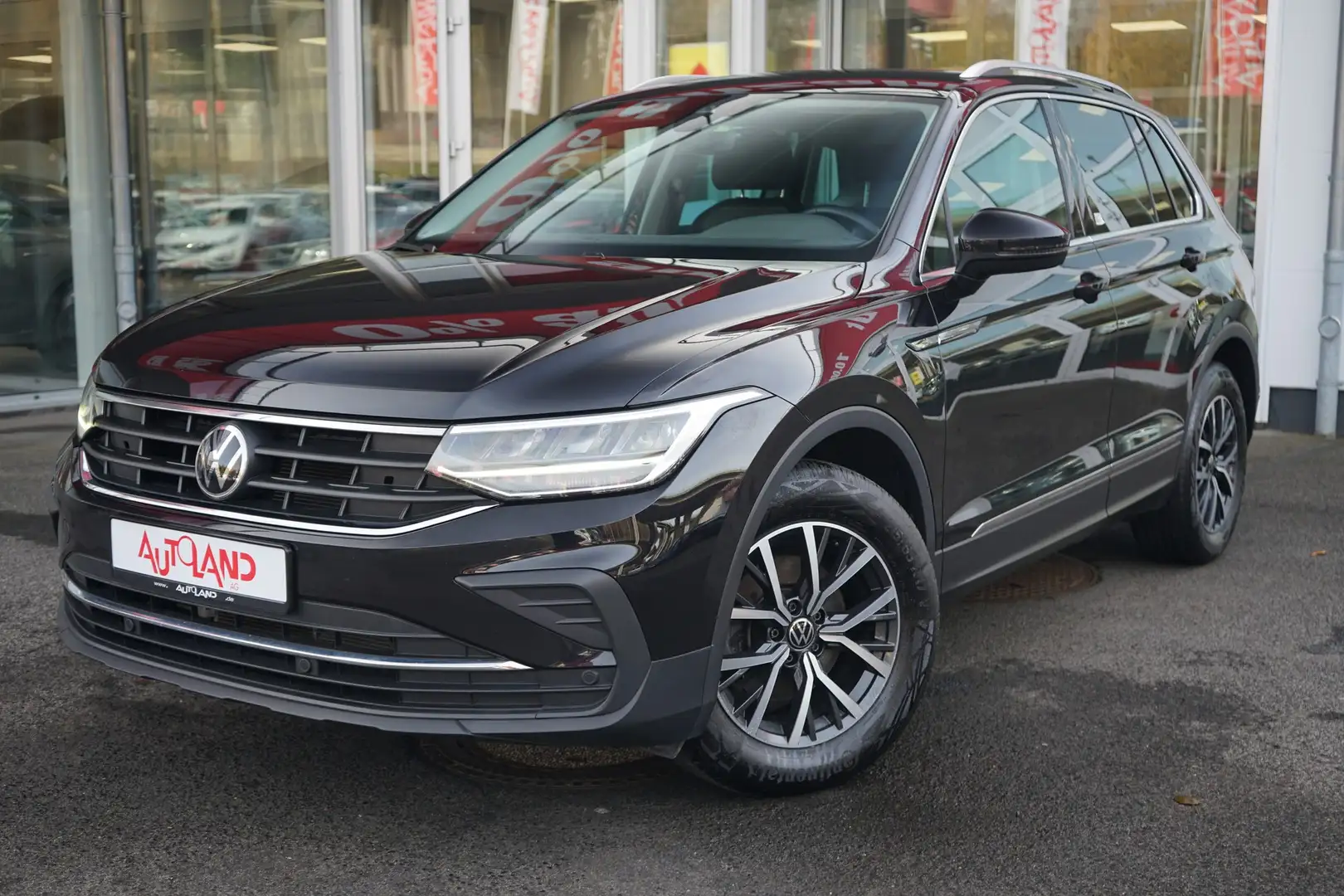 Volkswagen Tiguan 1.5 TSI Life LED Navi ACC DAB Spurhalte Zwart - 2
