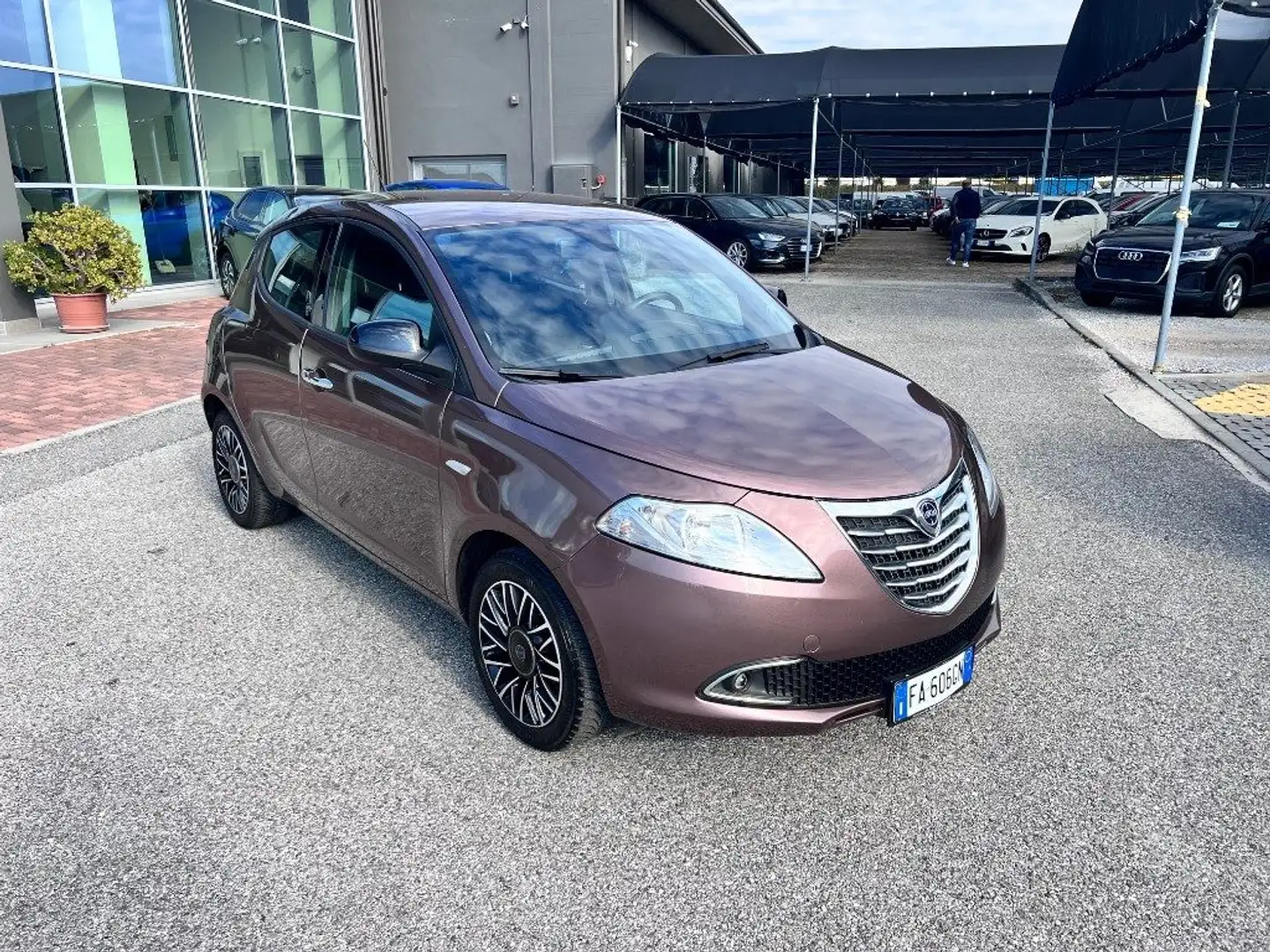 Lancia Ypsilon 1.2 69 CV 5 porte 30th Anniversary (Gold) Grigio - 2