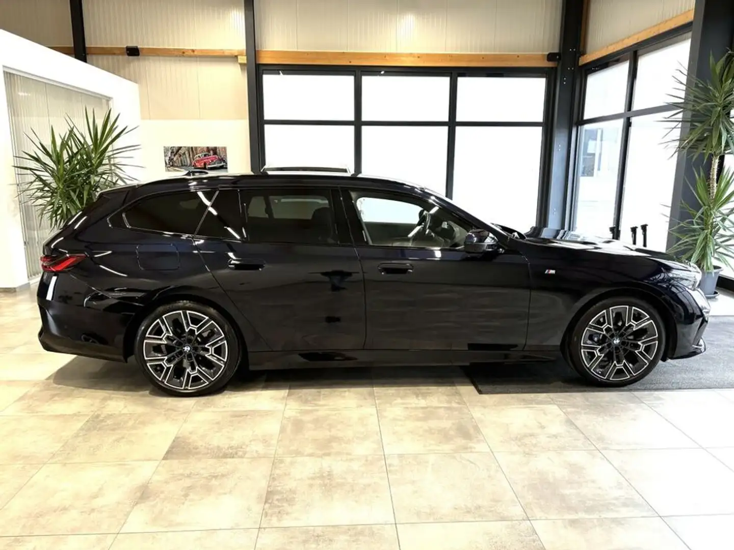 BMW 520 d Touring xDrive M-Sport *LED*PDC*NAV*AHK*STH* Schwarz - 2
