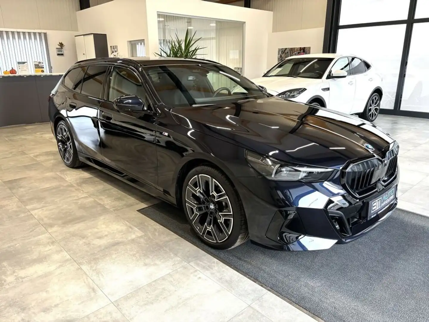 BMW 520 d Touring xDrive M-Sport *LED*PDC*NAV*AHK*STH* Schwarz - 1