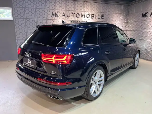 Audi Q7 view 9