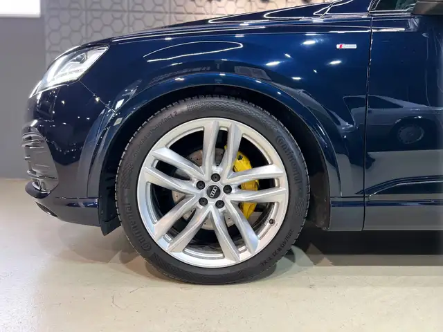 Audi Q7 view 7