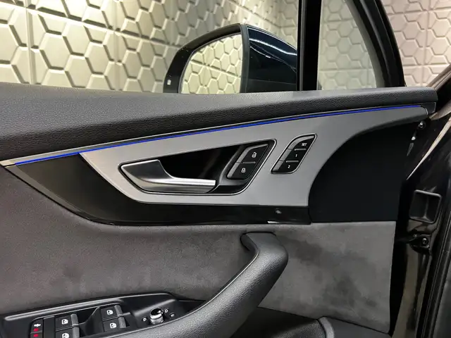 Audi Q7 view 13