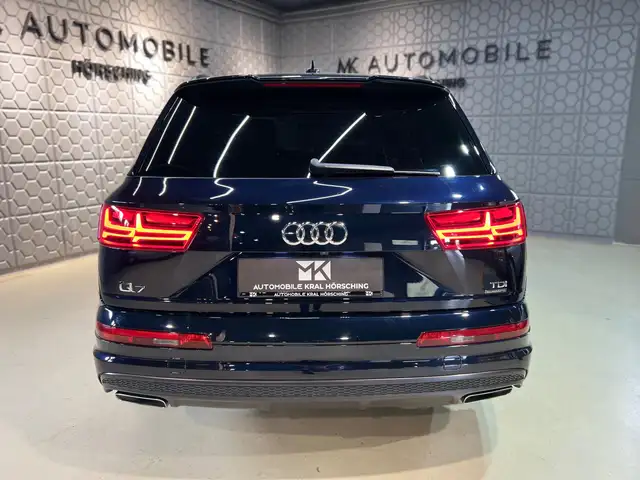 Audi Q7 view 10