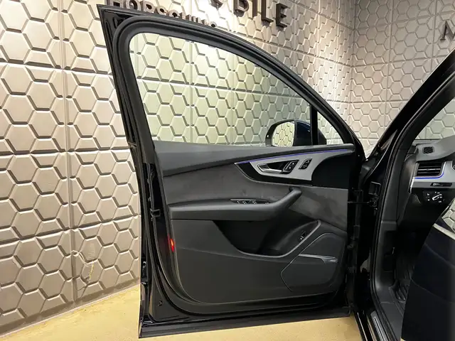 Audi Q7 view 12
