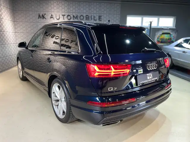 Audi Q7 view 11