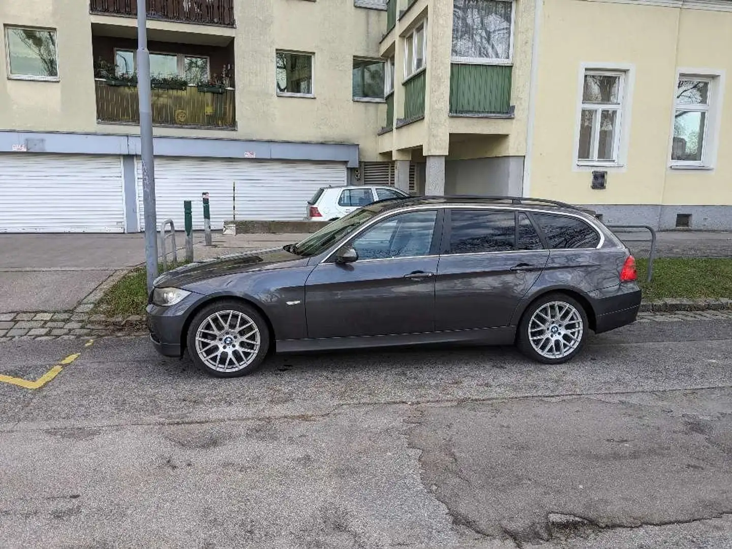 BMW 330 330xd Touring Aut. Gri - 1