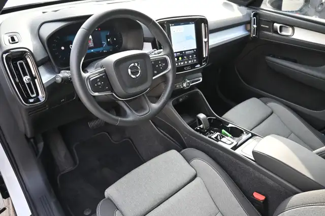 Volvo XC40 view 12