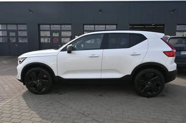 Volvo XC40 view 2
